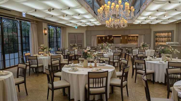 天窓があり、自然光も入る明るい披露宴会場。