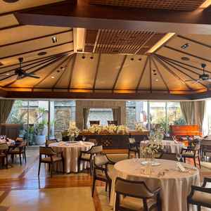 写真は披露宴会場（バリ）だが装飾する花やテーブルクロスの色により雰囲気を変えれるのが魅力