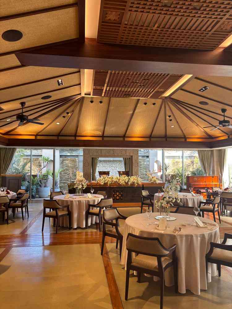 写真は披露宴会場（バリ）だが装飾する花やテーブルクロスの色により雰囲気を変えれるのが魅力