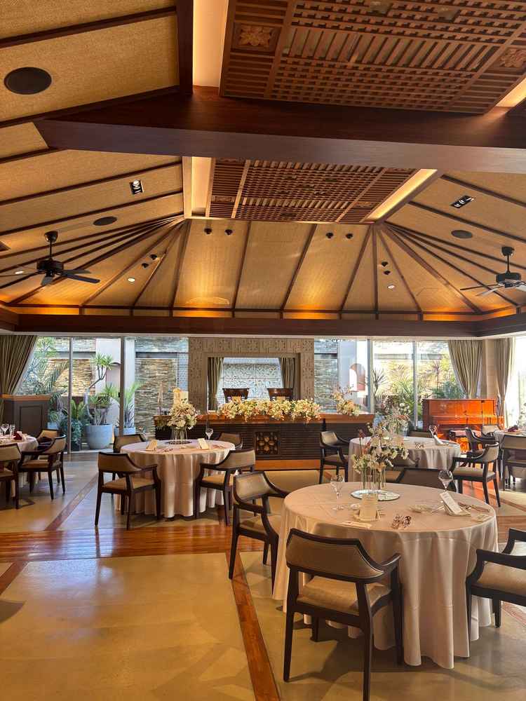 写真は披露宴会場（バリ）だが装飾する花やテーブルクロスの色により雰囲気を変えれるのが魅力