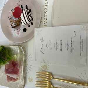 試食会の前菜とデザート　ドリンクはシャンパンをはじめとしたアルコールとノンアルのカクテルドリンク