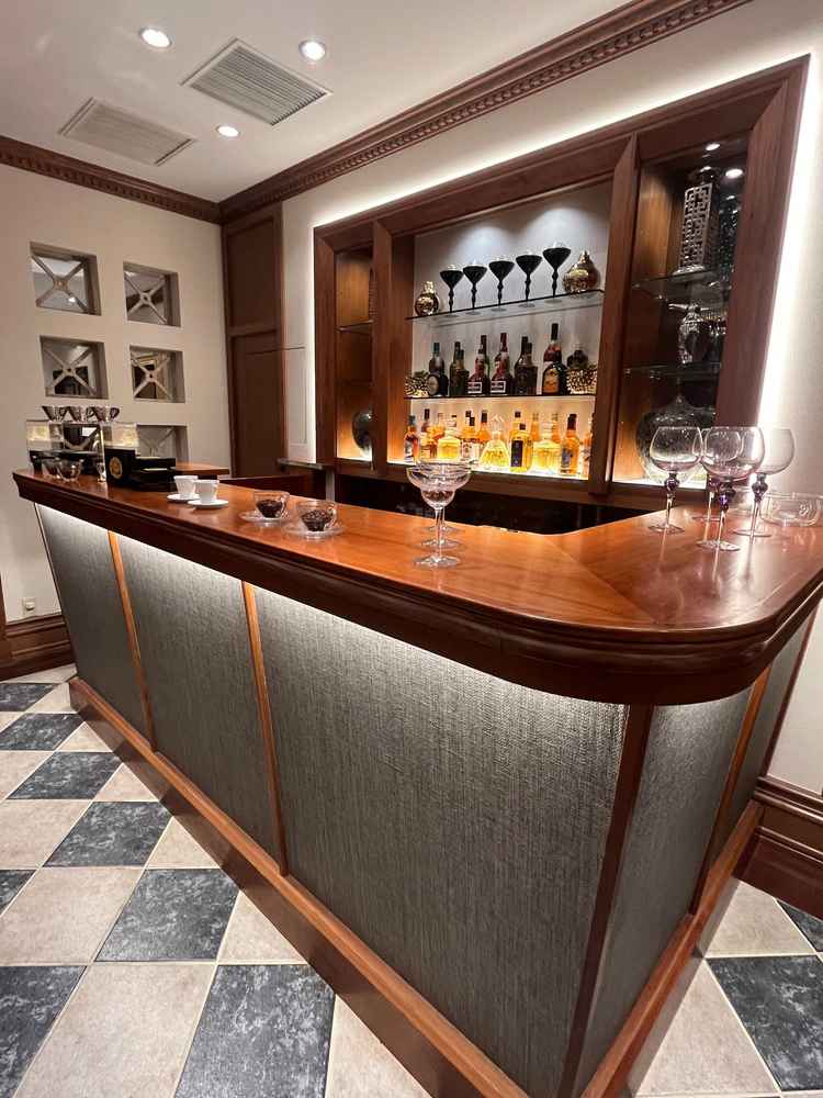 バーカウンターがお洒落でした。