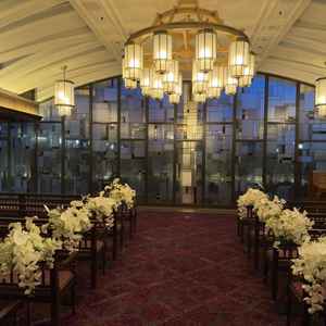 チャペルは少しヴァージンロードが短い印象でした。照明やステンドグラス、テラスで集合写真がと良いです。