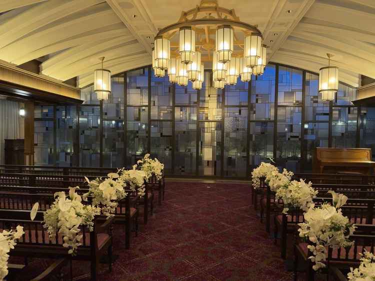 チャペルは少しヴァージンロードが短い印象でした。照明やステンドグラス、テラスで集合写真がと良いです。