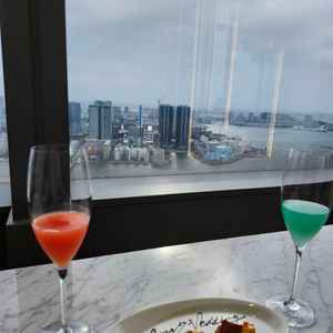 バーテンダーさんに作っていただいたオリジナルノンアルコールカクテルと、パティシエ特製お菓子。