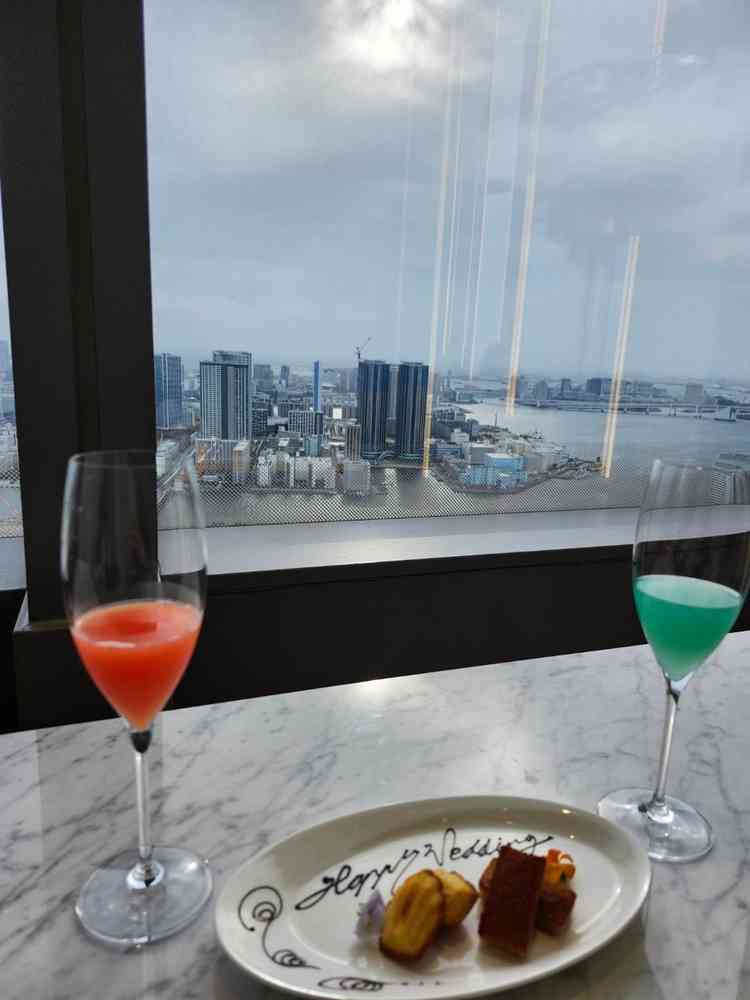 バーテンダーさんに作っていただいたオリジナルノンアルコールカクテルと、パティシエ特製お菓子。