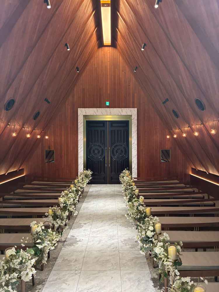 チャペルのバージンロード。光が反射してとても幻想的でした。