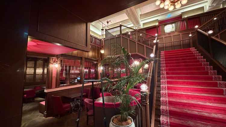 ゲスト待合と赤い階段