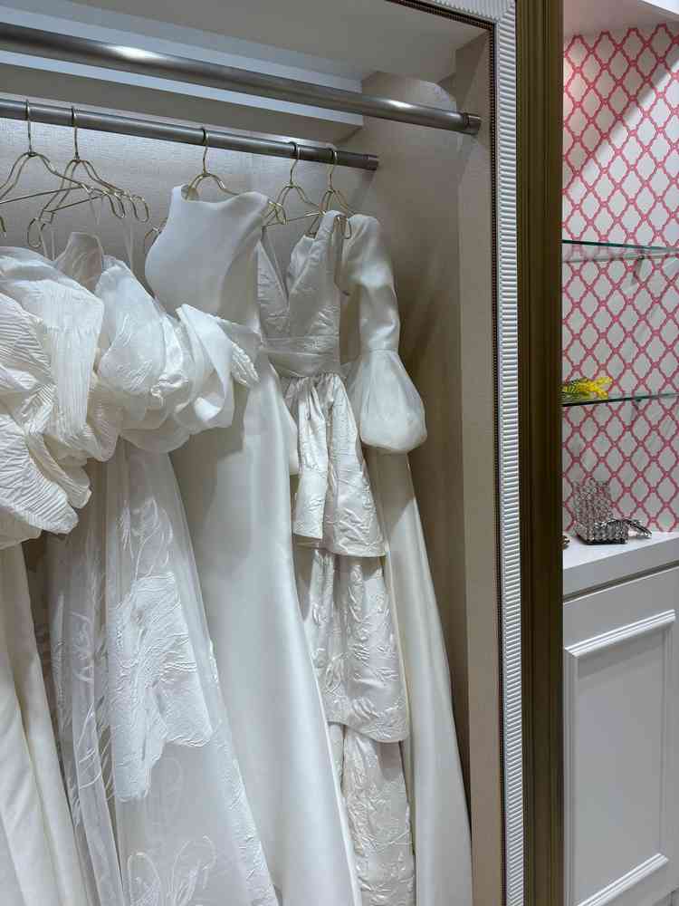 同じビル内にドレスショップがあり見学させていただきました。