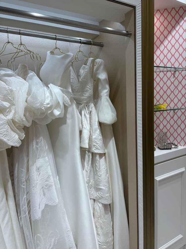 同じビル内にドレスショップがあり見学させていただきました。