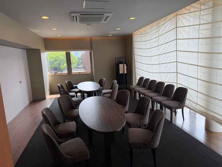 親族の待機スペースです。ゲストファーストという理念が感じられる、心地のよい空間でした。