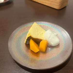 デザートです。バスクチーズケーキが口の中でとろけて美味しかった。お祝いメッセがあるとより良かったかな