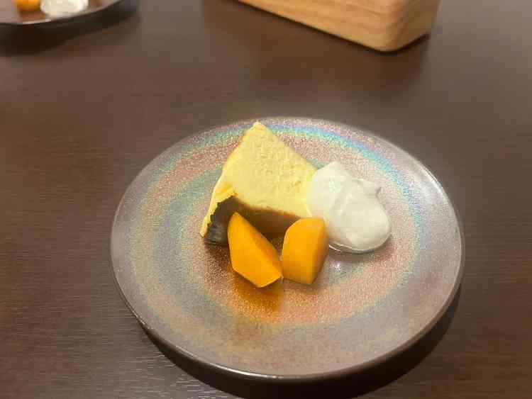 デザートです。バスクチーズケーキが口の中でとろけて美味しかった。お祝いメッセがあるとより良かったかな