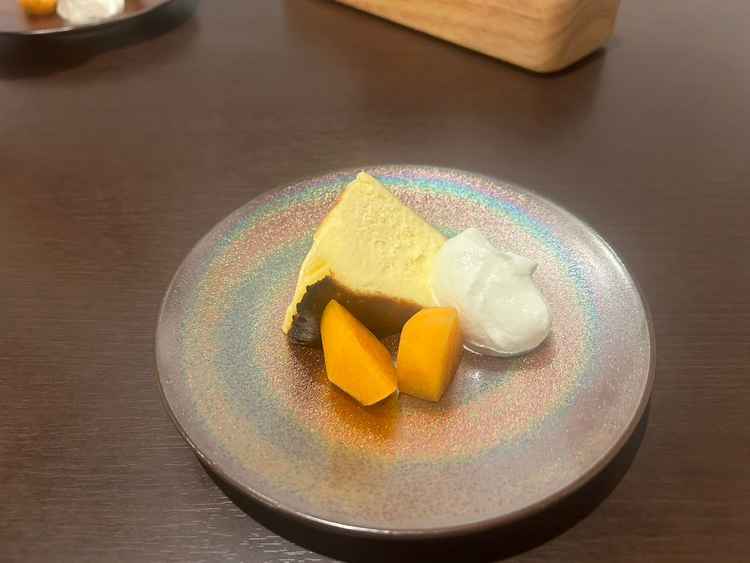 デザートです。バスクチーズケーキが口の中でとろけて美味しかった。お祝いメッセがあるとより良かったかな