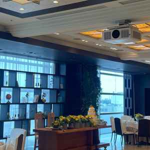 横に広くゆったりとした披露宴会場で、約90人が入れる開放的な空間が魅力的。