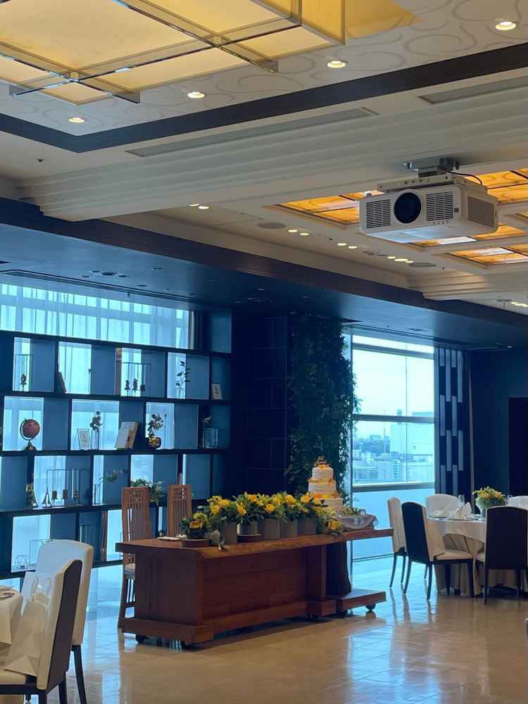 横に広くゆったりとした披露宴会場で、約90人が入れる開放的な空間が魅力的。