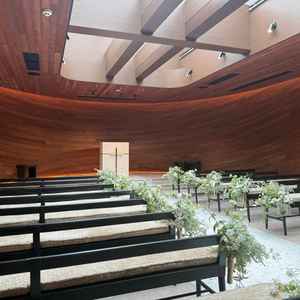 チャペルがリニューアルしたてで、とても綺麗でした。ウッド調の壁でナチュラルで柔らかさを感じました。