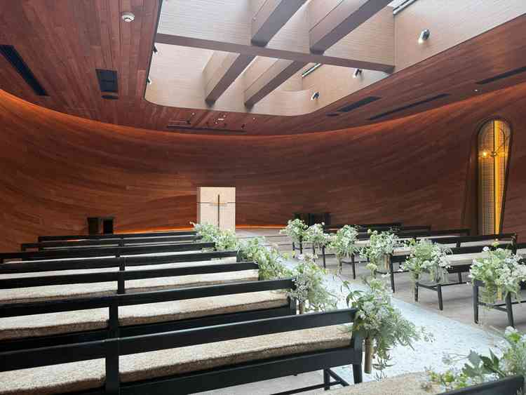 チャペルがリニューアルしたてで、とても綺麗でした。ウッド調の壁でナチュラルで柔らかさを感じました。