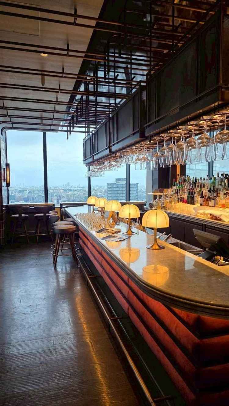 以前は会員制のバーだったそうですが、今は結婚式を挙げる人も使えるそうです。