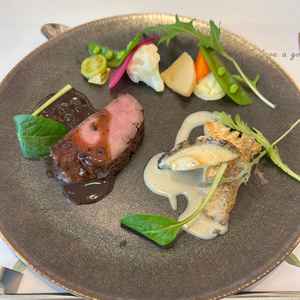 メイン料理。盛り付けも綺麗で仙台牛が美味しかった。