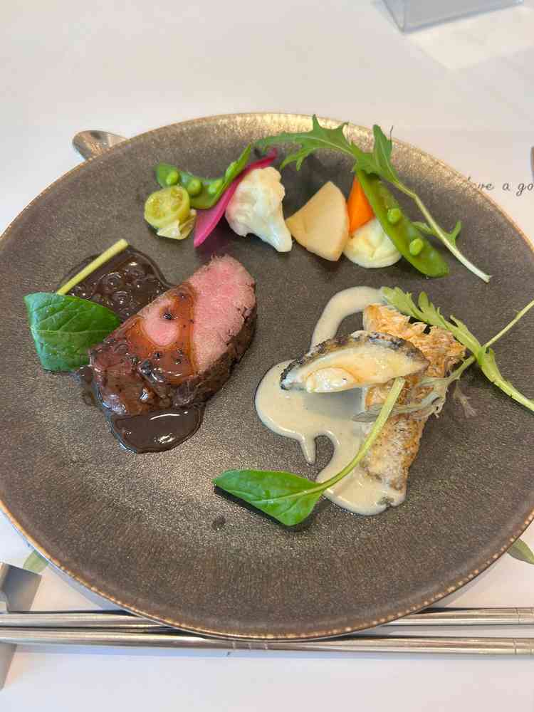 メイン料理。盛り付けも綺麗で仙台牛が美味しかった。