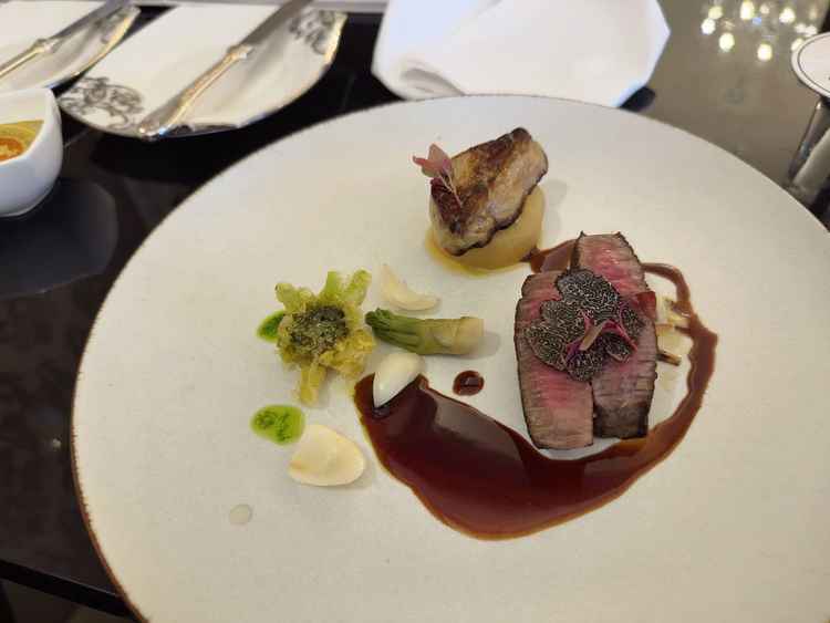 盛り付けも綺麗で目でも楽しめる素敵なお料理でしたシェフ自らご説明に来ていただき対応の良さを感じました