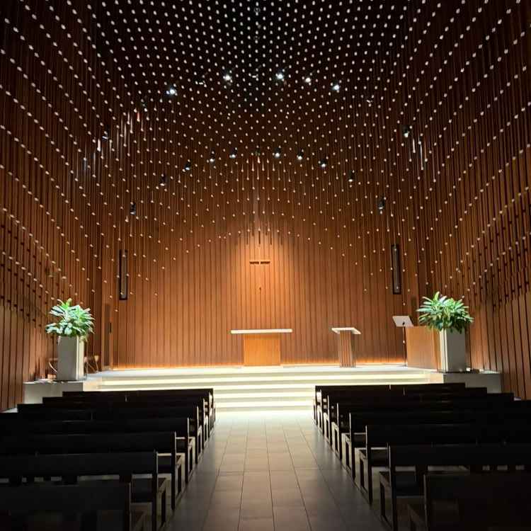 挙式会場はとても広く壮大に感じました。