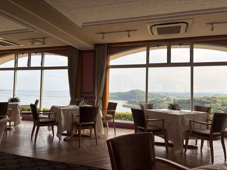 披露宴会場から見える浜名湖の景色。ゲスト目線から綺麗に浜名湖がみれる。