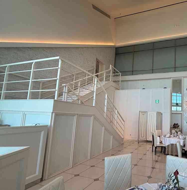 披露宴会場:会場にある目立つ階段。階段上からの入場も選択できる。