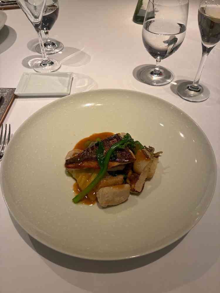 メインの魚料理。おいしい。付け合わせの野菜もおいしかった。