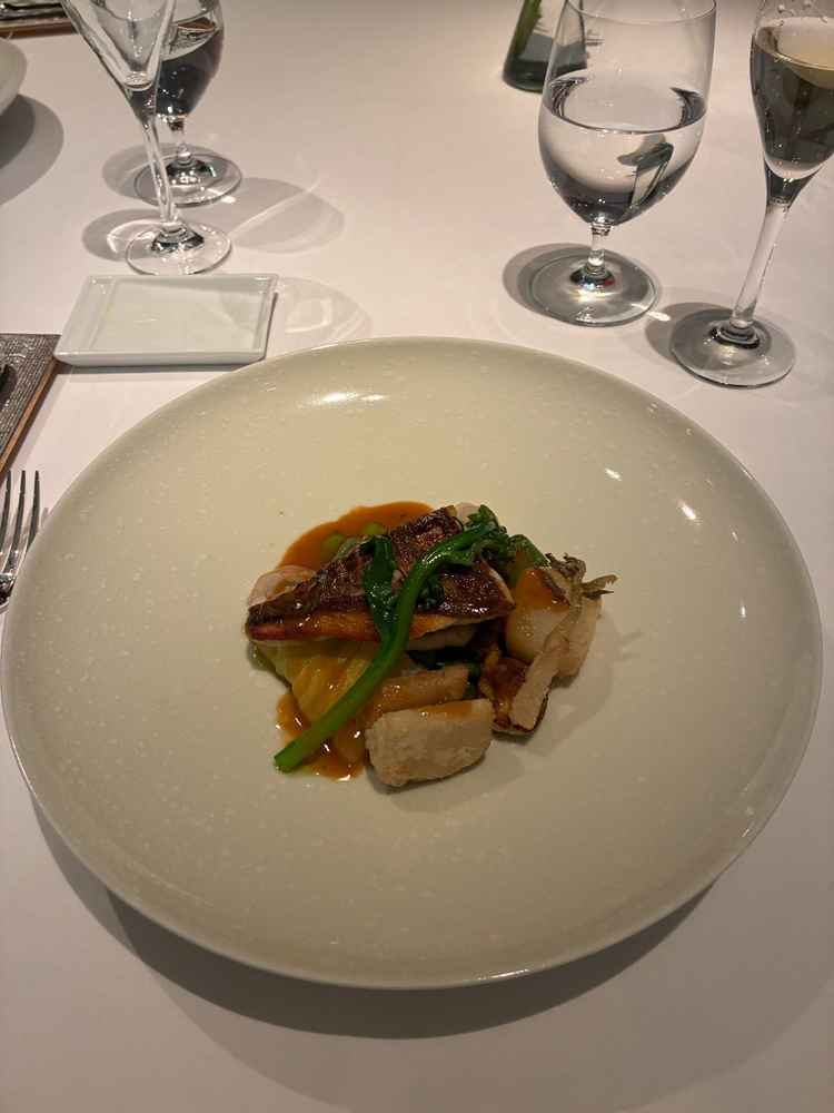 メインの魚料理。おいしい。付け合わせの野菜もおいしかった。