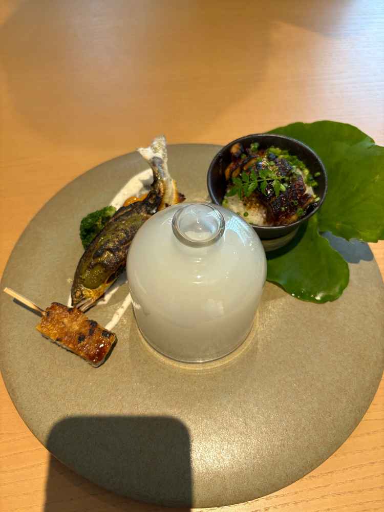 メインのお魚と、三河一色産の鰻ひつまぶし＊出汁もついてきた。に、燻製されているのは牛フィレ肉。
