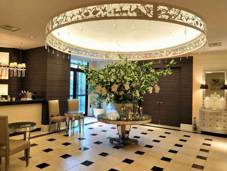 受付後のスペースにあるツリーは1面コーディネート可能なので、エスコートカードなどで装飾できる