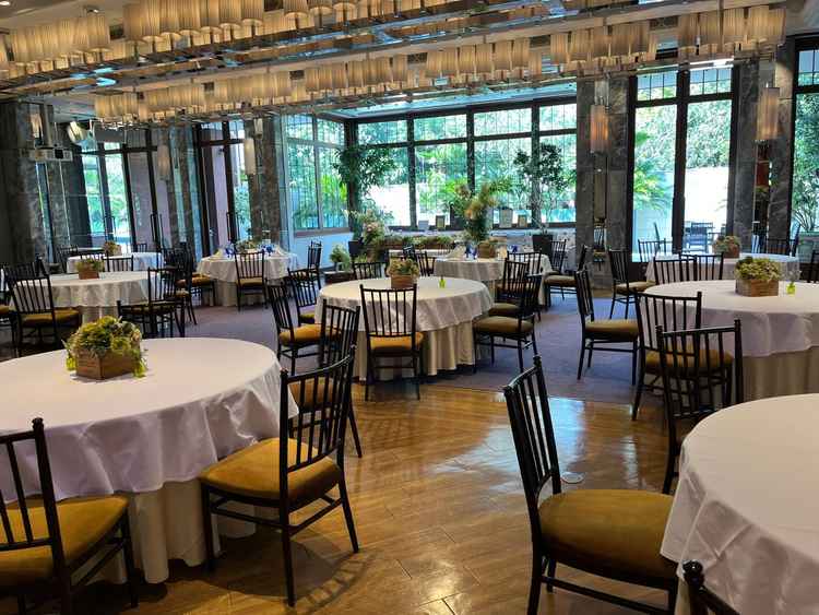 2階の会場。オープンキッチンもあるが他の会場よりは小さめ。天井高は3mほど