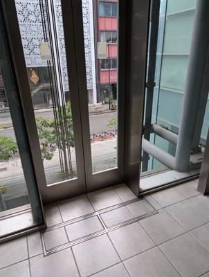 ガラス張りで名古屋の街並みを見下ろせるエレベーター。デッキからはMIRAI TOWERを一望できる