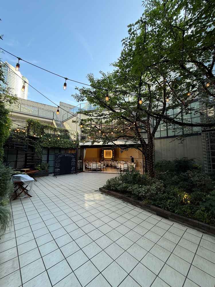 桜の木がお出迎えしてくれるテラスでした。