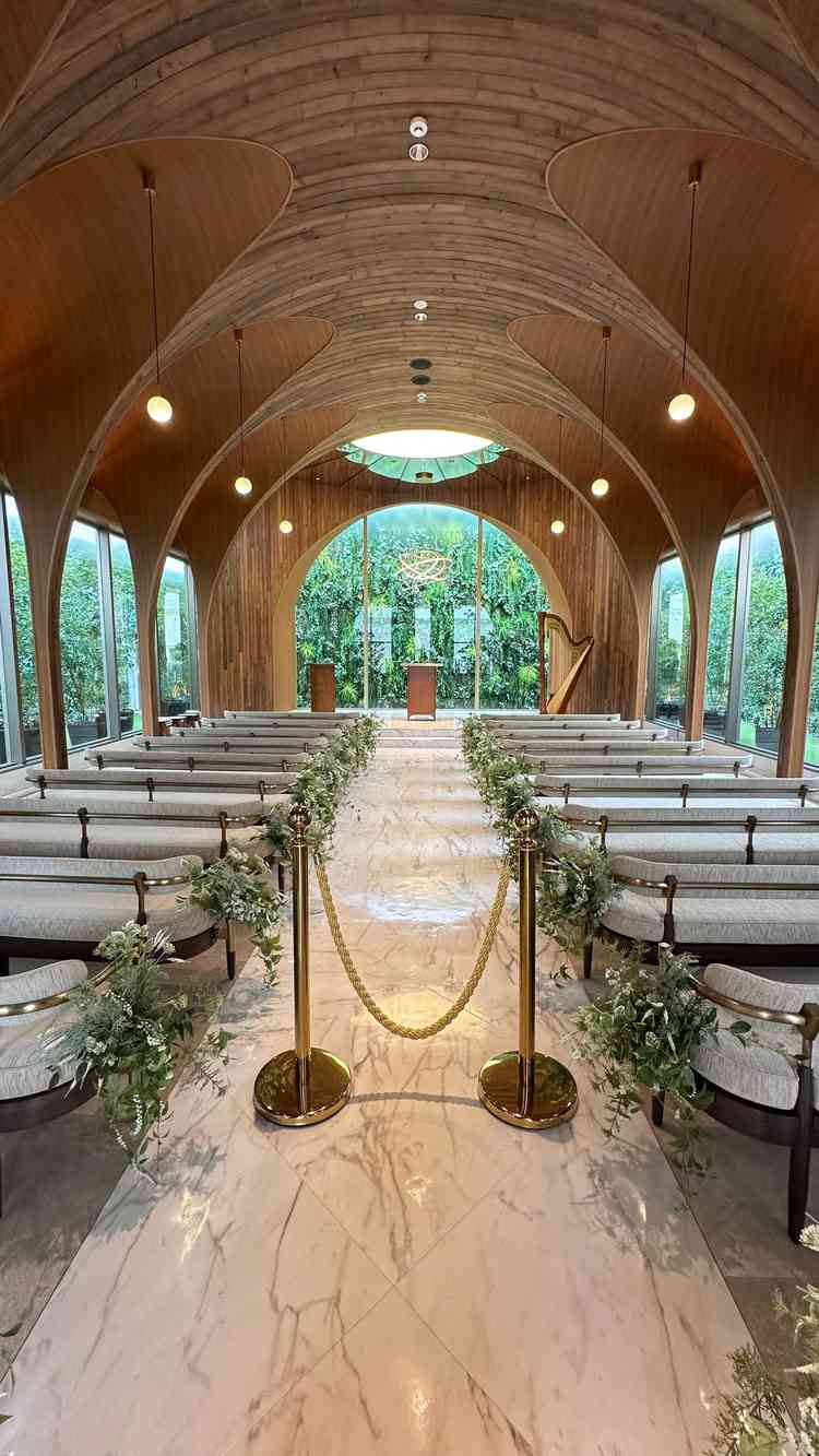 チャペルは自然の光と緑に囲まれてとても素敵です。非日常空間を味わえます。