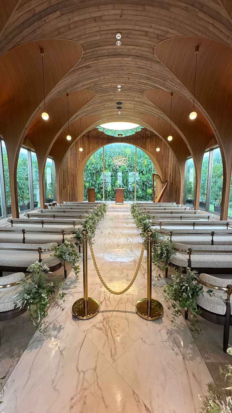 チャペルは自然の光と緑に囲まれてとても素敵です。非日常空間を味わえます。