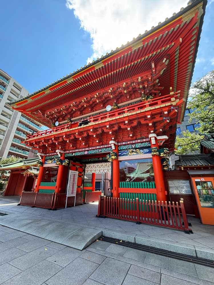 神田明神の入り口の門。立派な門で厳かな雰囲気を感じます。