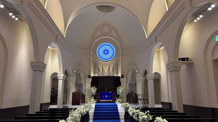 青と白を基調としたチャペルが綺麗でした。