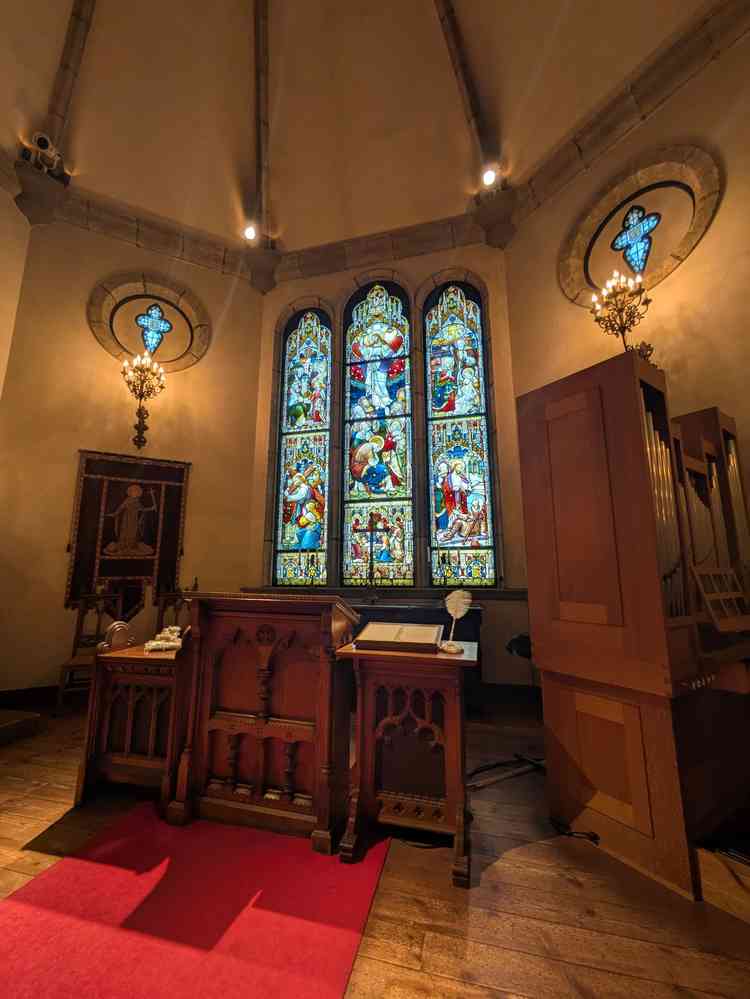 思っていたよりも明るいチャペルでした。