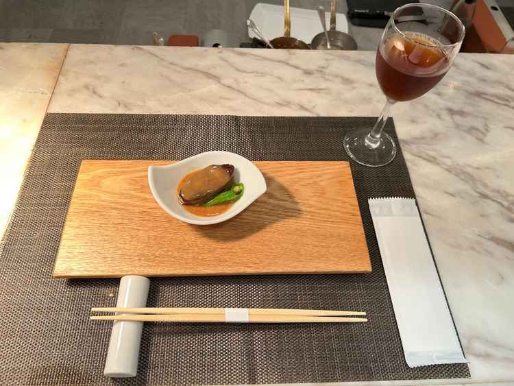 披露宴会場で立食形式で試食できました。シェフが目の前で調理してくれました。