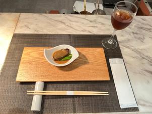 披露宴会場で立食形式で試食できました。シェフが目の前で調理してくれました。