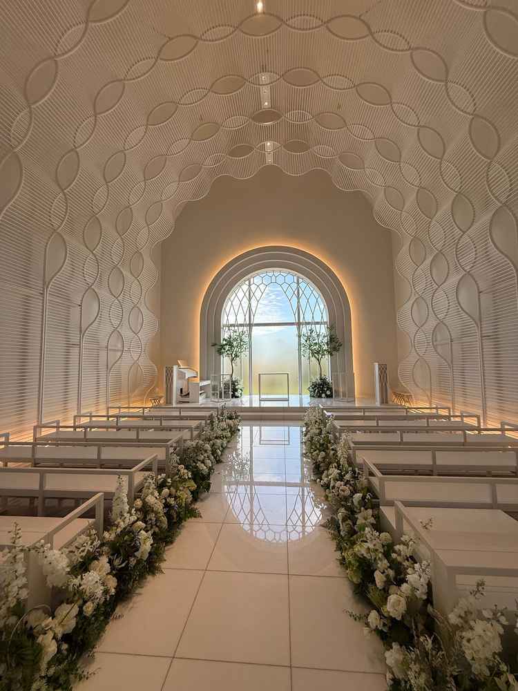 チャペルは白基調で素敵です。白さが際立ちます。バージンロードは短めです。