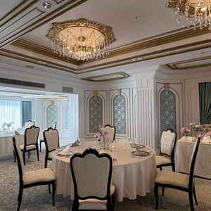 披露宴会場IBUKIの間。椅子は2種類から選べるそうで、こちらの肘掛けのないタイプの方が好みだった。