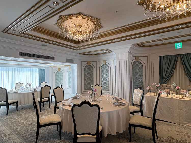 披露宴会場IBUKIの間。椅子は2種類から選べるそうで、こちらの肘掛けのないタイプの方が好みだった。