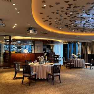 披露宴会場横にオープンキッチンがあり、程よく区切られているのでゲストも楽しめると感じた。