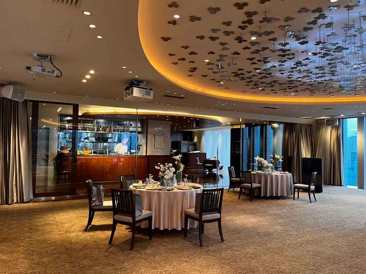 披露宴会場横にオープンキッチンがあり、程よく区切られているのでゲストも楽しめると感じた。