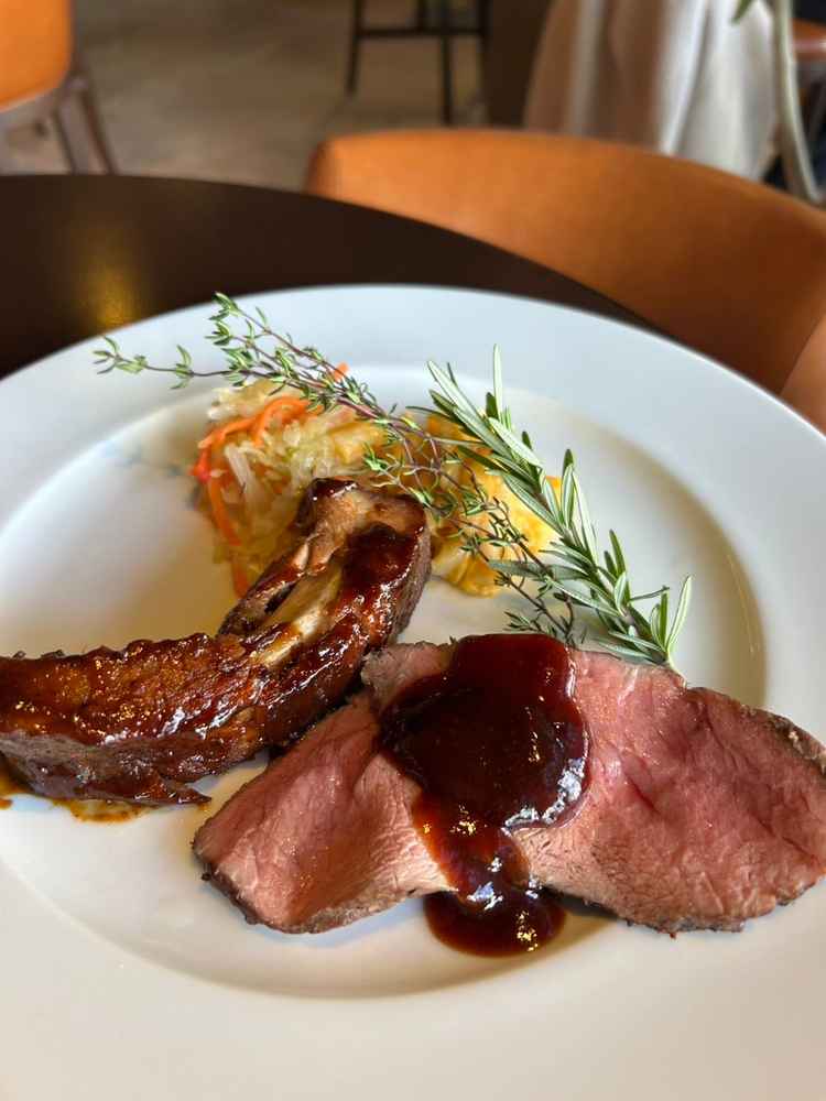 目の前でフランベを見せていただきました、メイン料理の写真です。