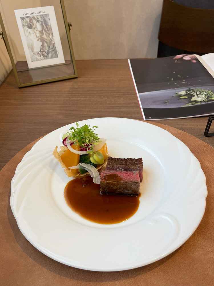 試食プレート「メインのお肉料理」　　※挙式実施中のため、打ち合わせスペース以外の撮影禁止。